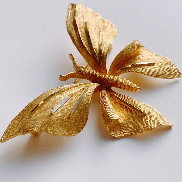 VTG Signed BSK Brooch 1960s Butterfly Textured Gold Tone Pin Mid Century - Picture 4 of 10